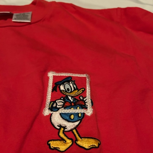 Vintage Disney 90’s Donald Duck Embroidered T-Shirt Red Size Medium in EUC 🏰 - Picture 3 of 3